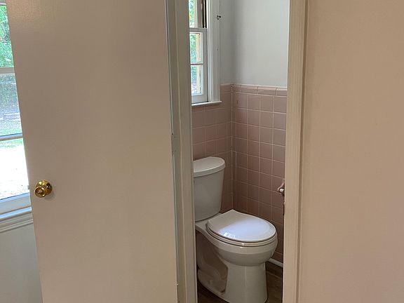 main bedroom 1/2 bath