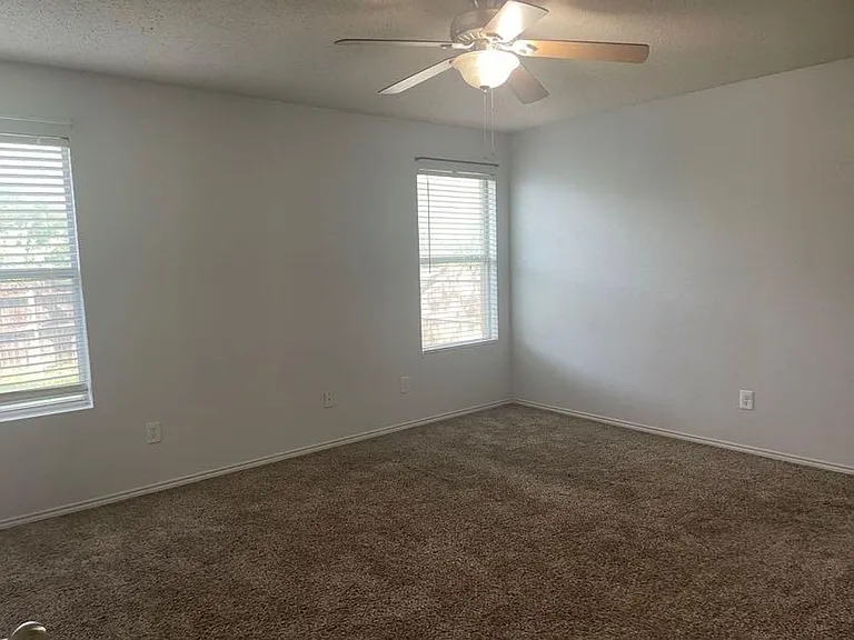 820 Eagle Dr — Photo 6