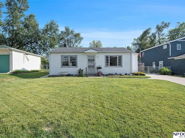 7009 Edna St, La Vista, NE 68128