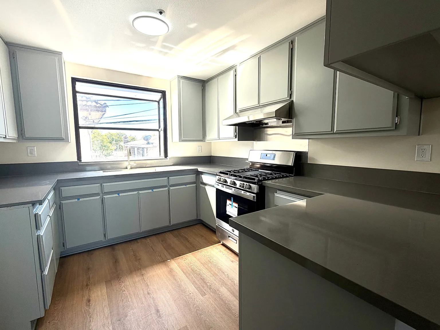 3 bed, 1400 sqft, $3,300 — Photo 4