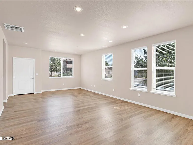 916 Garden Ct — Photo 40