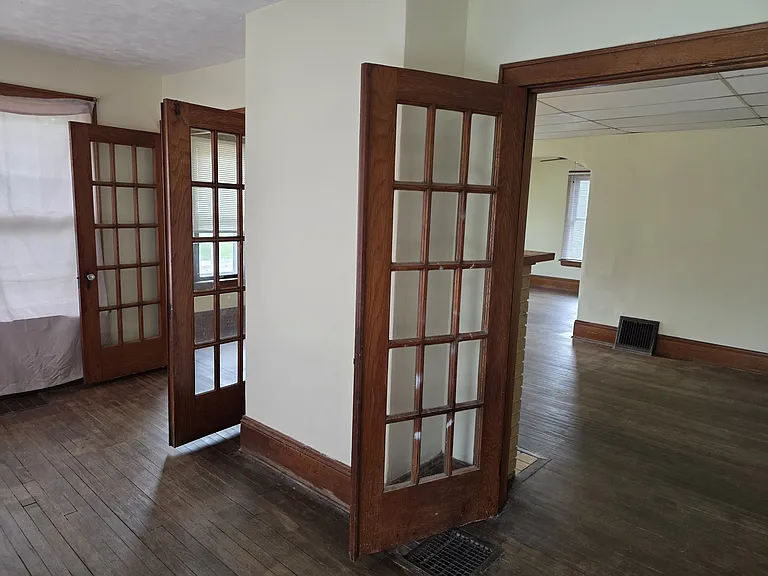 727 East Ave — Photo 2