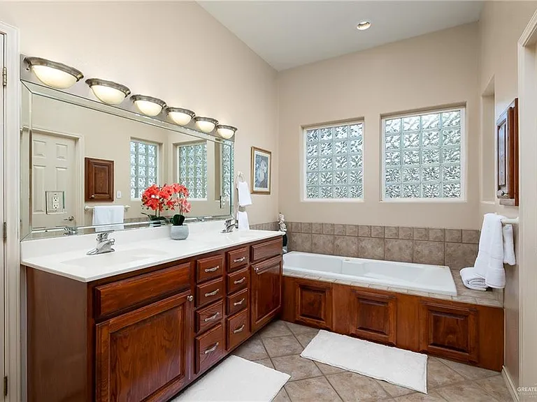 818 Hill Country Rd — Photo 10