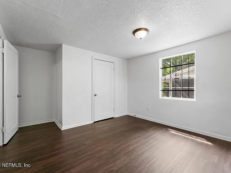 1424 W 9th St — Photo 11