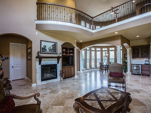 2nd image of 1005 Villa Hill Dr