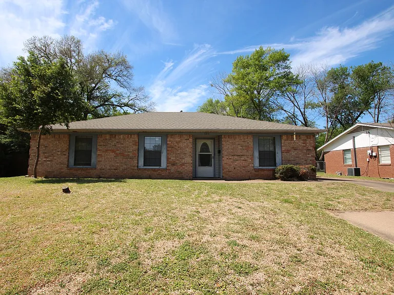 3211 S Donnybrook Ave — Photo 2