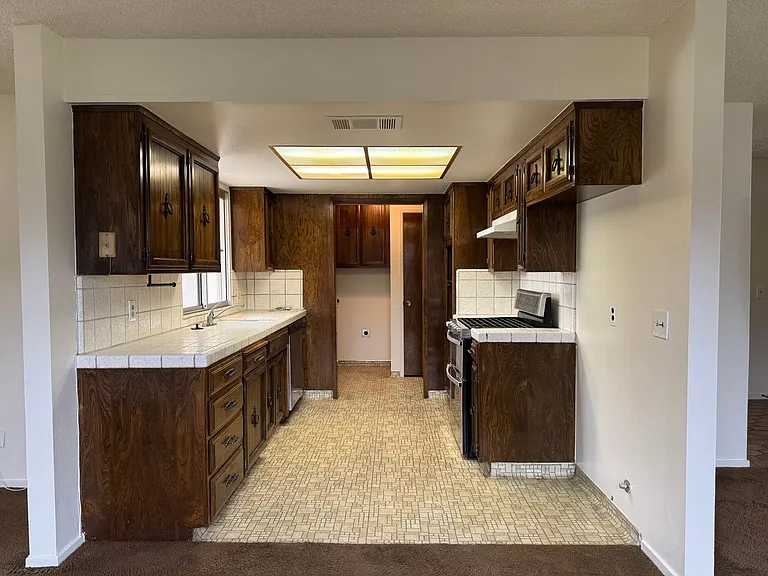1586 Hawthorne Dr — Photo 5