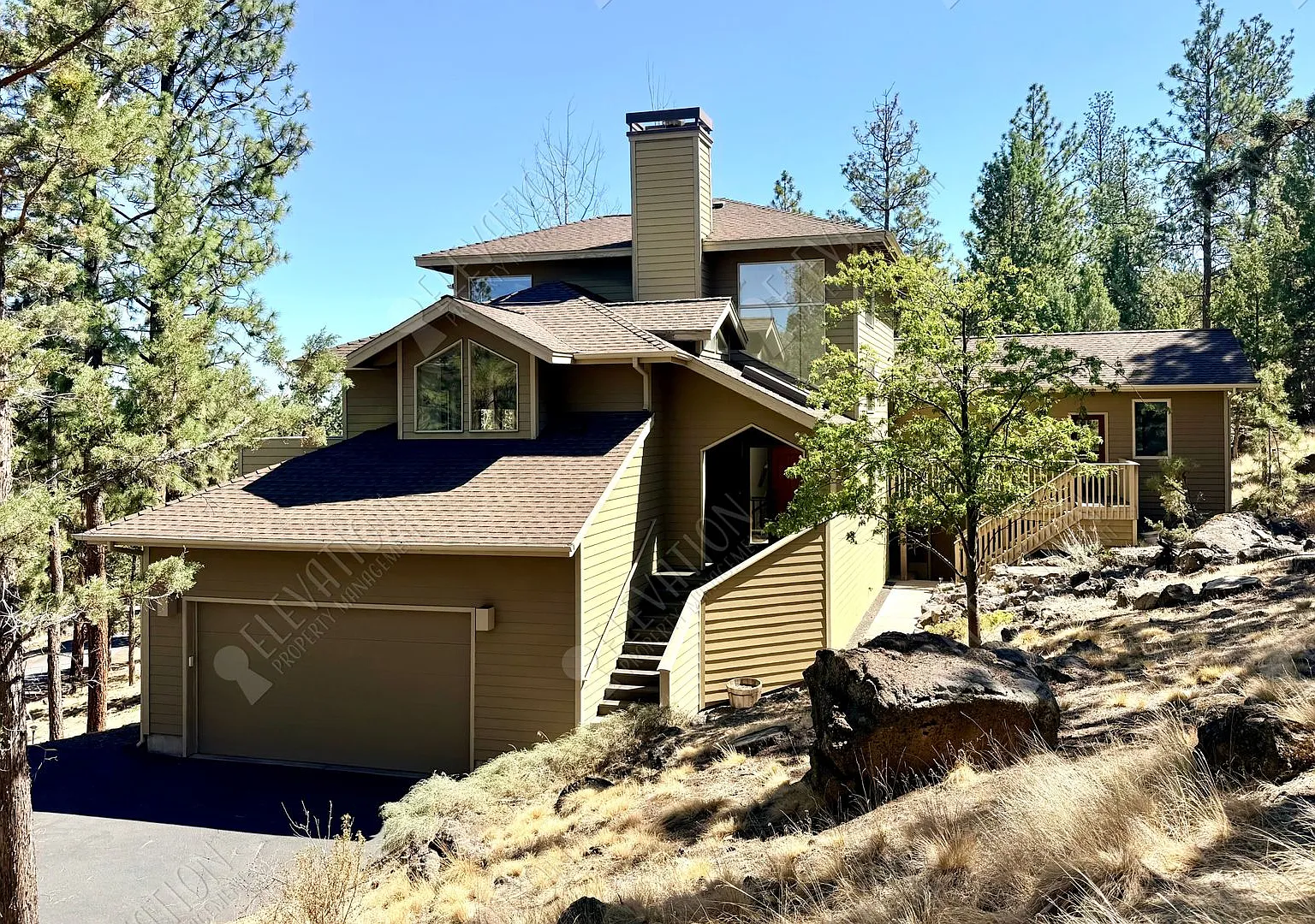 5BR / 3.5BA Forest Retreat in NW Bend with ADU included — Photo 1