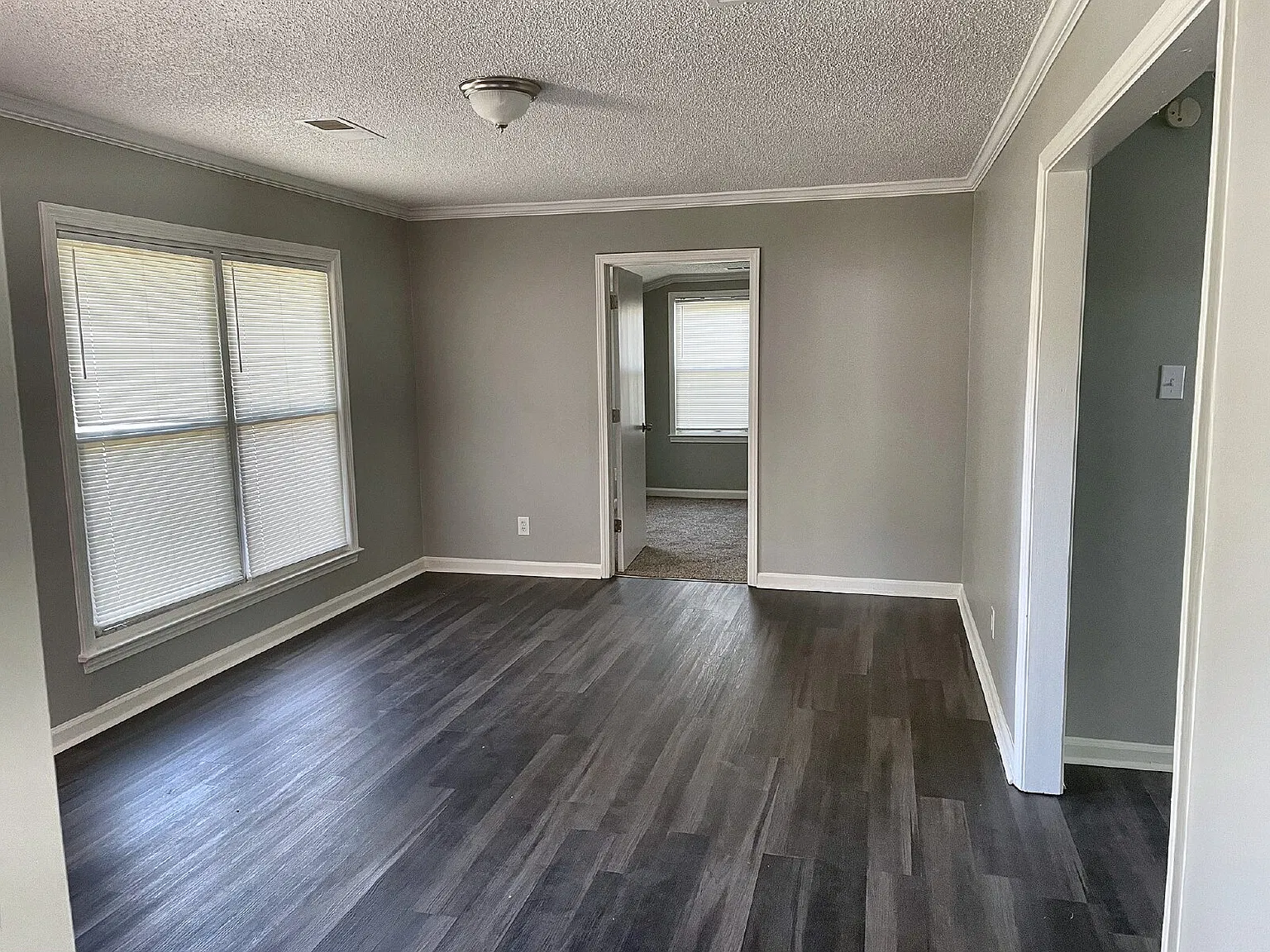 3 bed, 1.0 bath, 1051 sqft, $1,200 — Photo 2