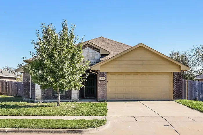 930 Haley Dr — Photo 2