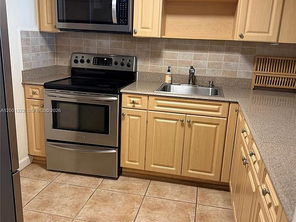 5th image of 100 Edgewater Dr APT 127