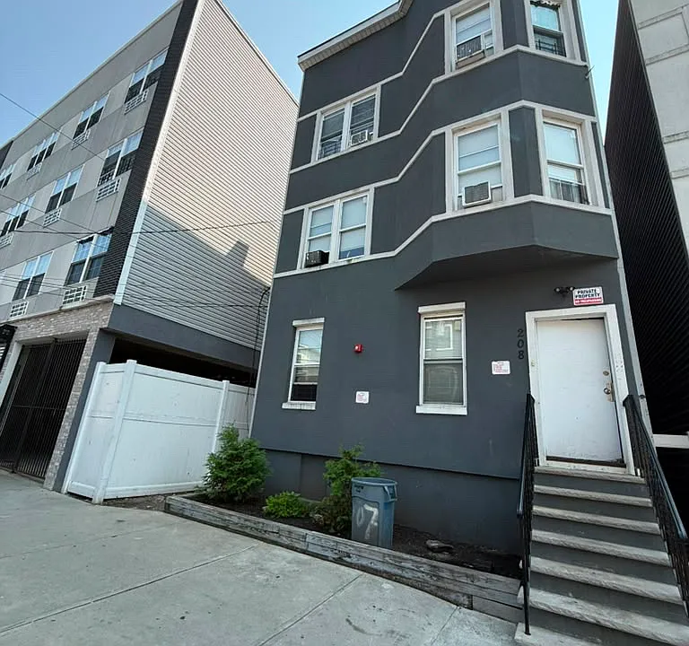 208 Governor St #3