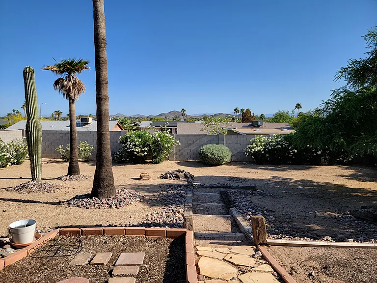 1902 E Tierra Buena Ln — Photo 2