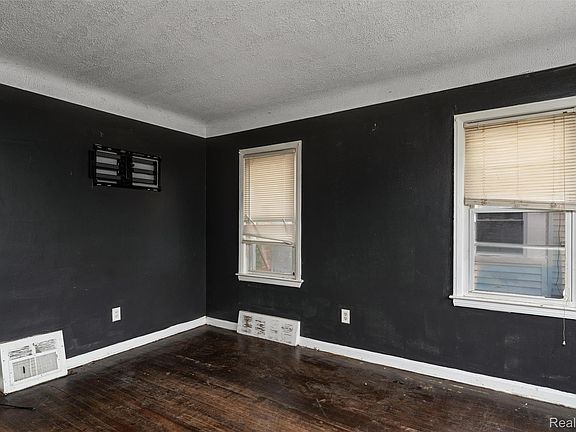 5th image of 18565 Vaughan St