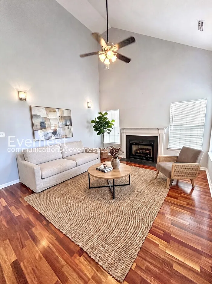 4 bed, 2.5 bath, 1977 sqft, $2,600 — Photo 2