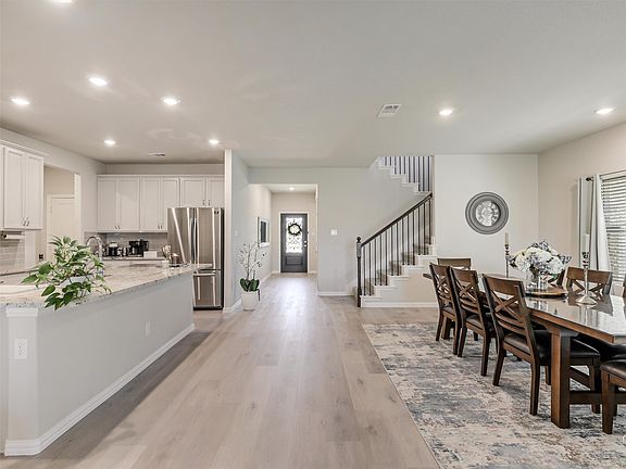 3rd image of 221 Stonebrook Trl