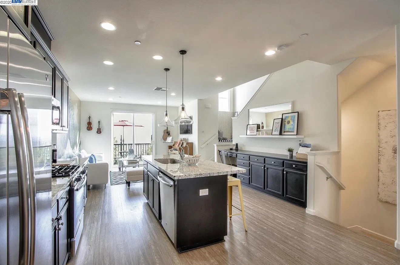 4 bed, 1883 sqft, $4,400 — Photo 3