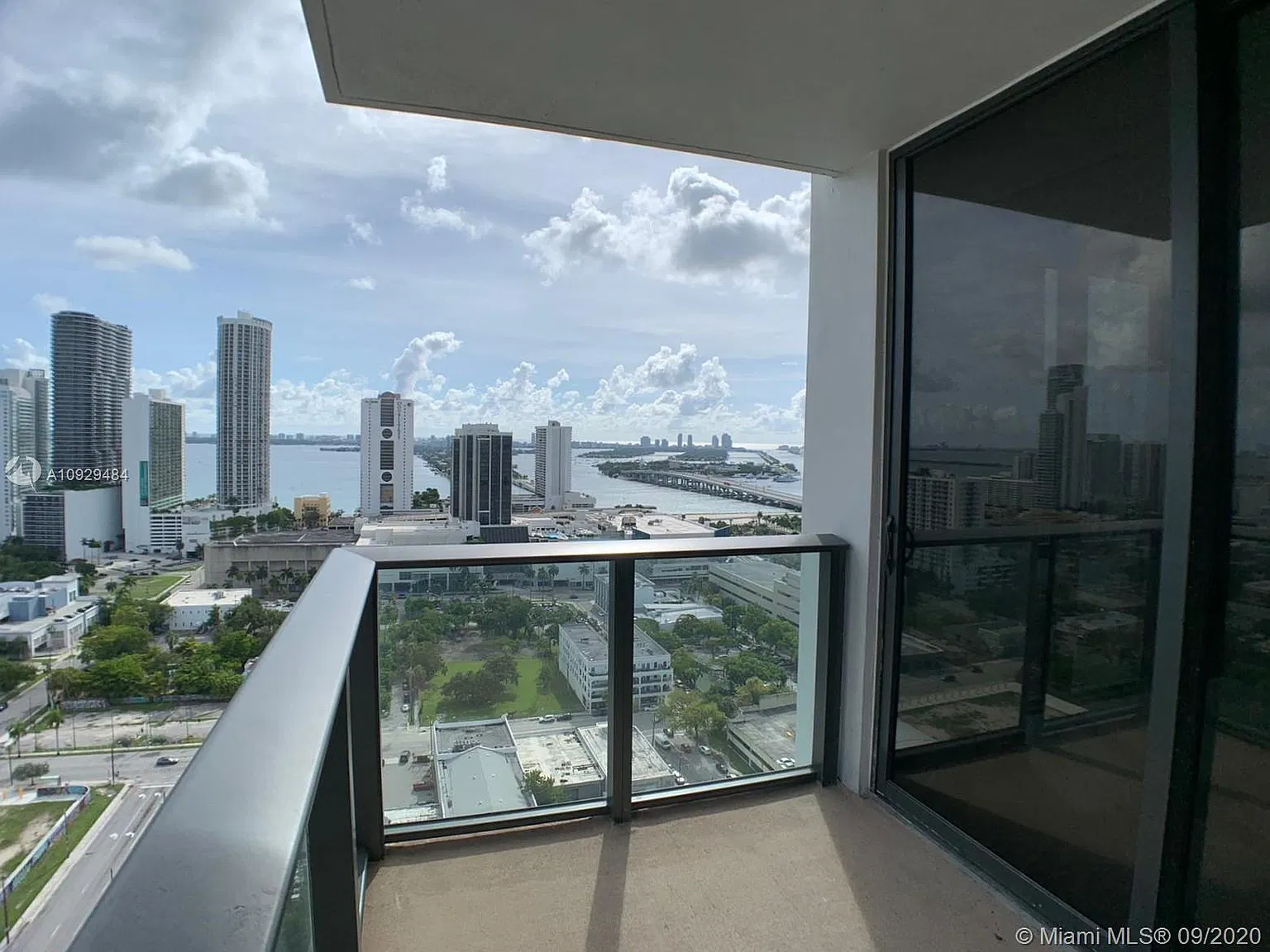 2 bed, 1010 sqft, $3,900 — Photo 4