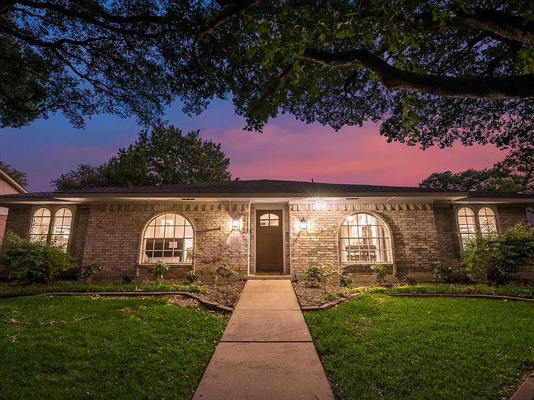 2836 Meadowbrook Dr — Photo 3