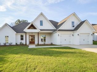 135 Ridgeway Dr, Starkville, MS 39759