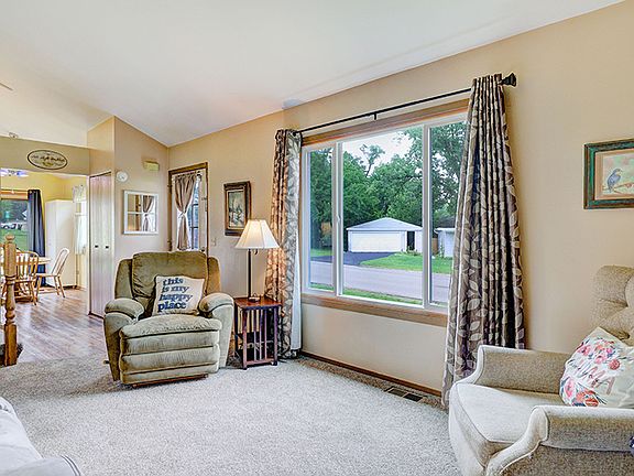 3rd image of 4 W Clarendon Dr