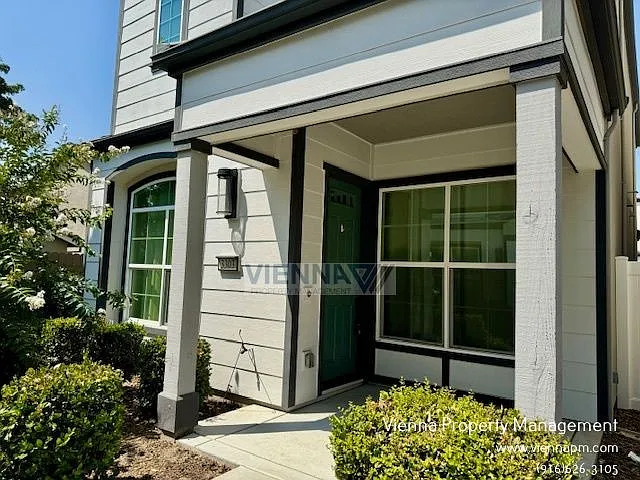 3 bed, 2.5 bath, 1477 sqft, $2,695 — Photo 3