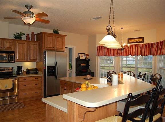 4th image of 549 NE Gladioli Dr