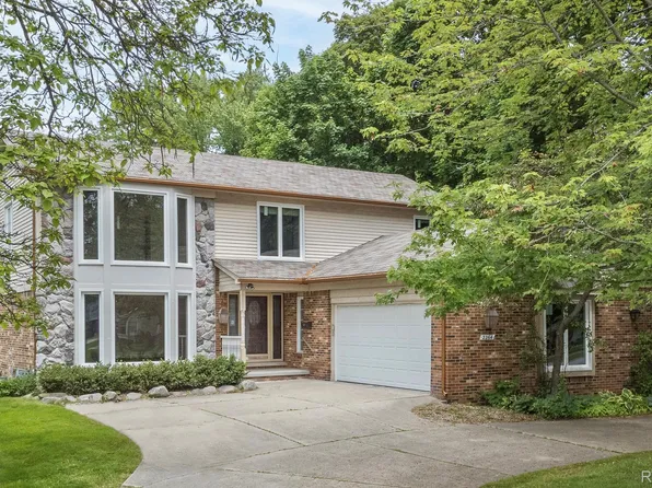 2264 W Maple Rd, Bloomfield Hills, MI 48301