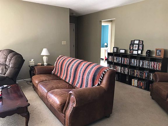 3rd image of 320 N Hillcrest Dr