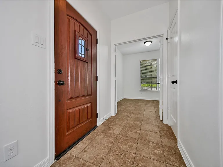711 Aulia Ln — Photo 7