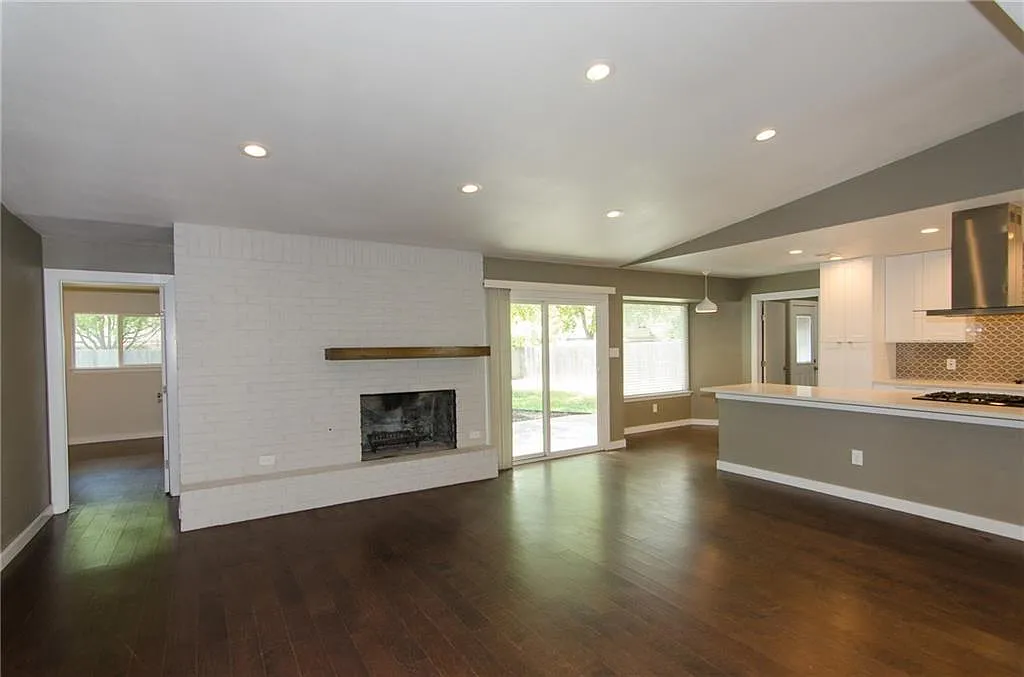 3 bed, 2.0 bath, 1563 sqft, $3,100 — Photo 2