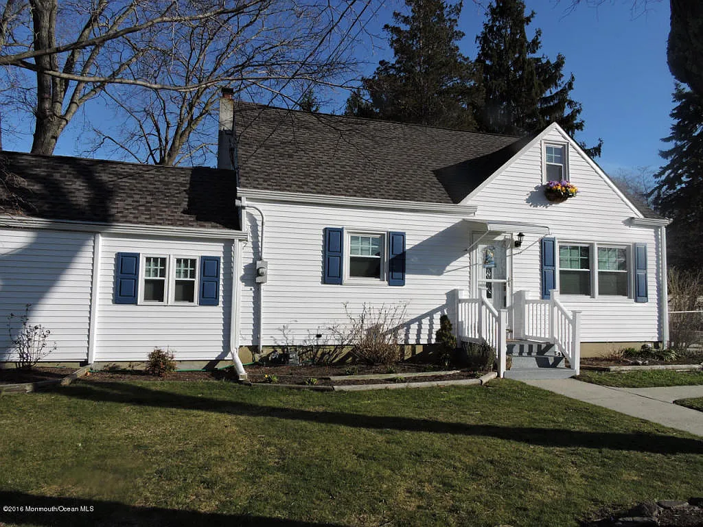 217 Maple Ave photo 1