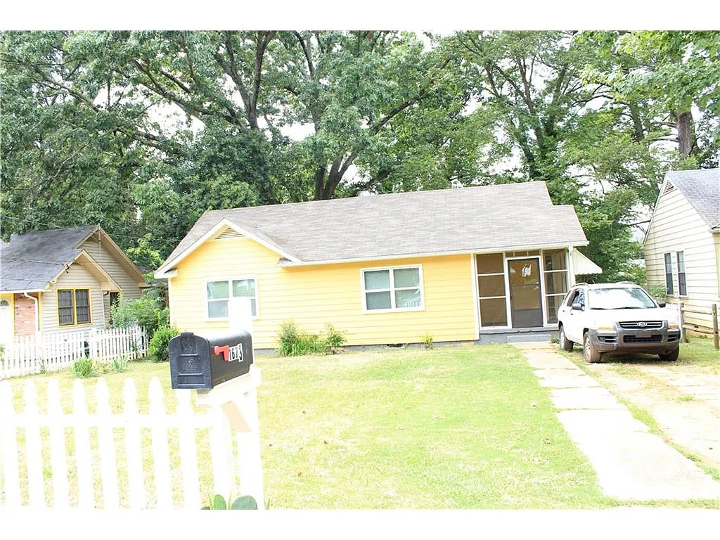 1673 Hadlock St SW photo 1