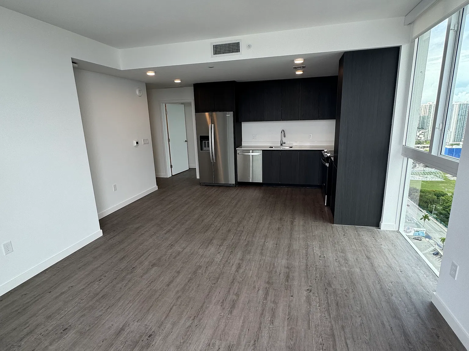 2 bed, 1000 sqft, $3,675 — Photo 3
