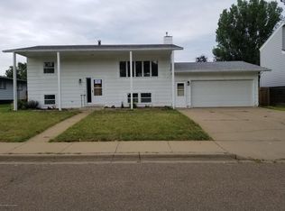 425 10th St E, Dickinson, ND 58601