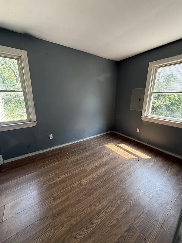 3 bed, 1.0 bath, 879 sqft, $1,250 — Photo 3