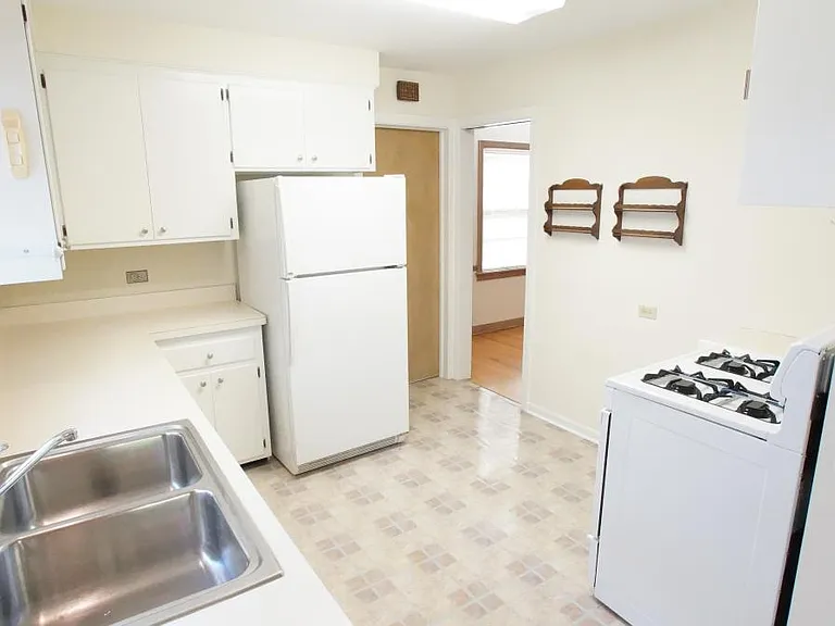 1229 Middlebury Ln — Photo 13