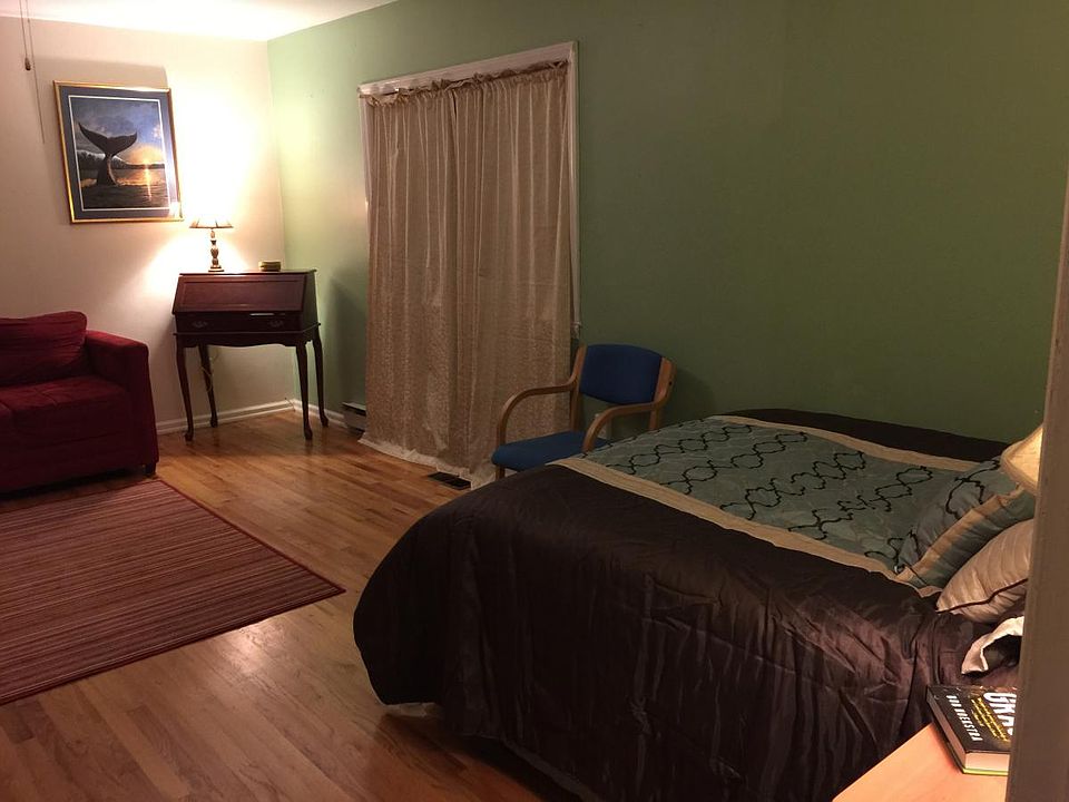 Spacious room overusing a plush garden.