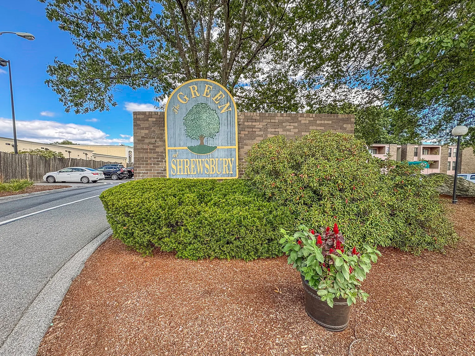 2 bed, 1.0 bath, 930 sqft, $2,290 — Photo 2