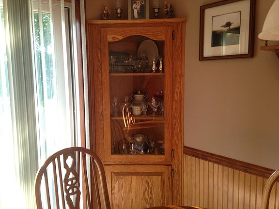 China cab. in dining area