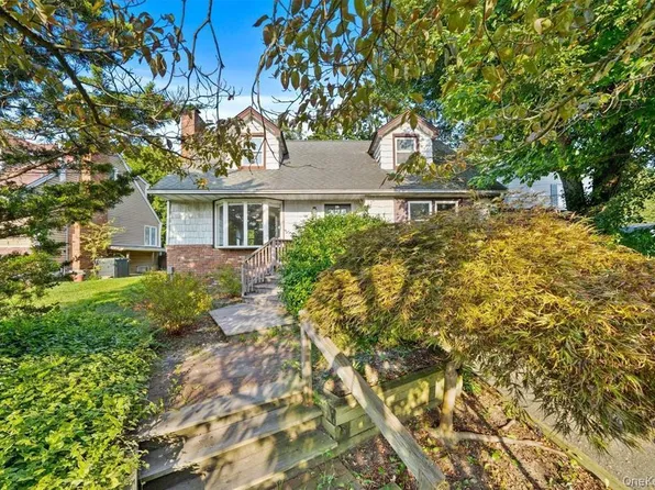 228 Oakwood Rd, Huntington Station, NY 11746