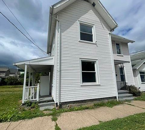 2nd image of 1054 Memorial Ave