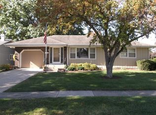 1098 Hiawatha Dr, Elgin, IL 60120