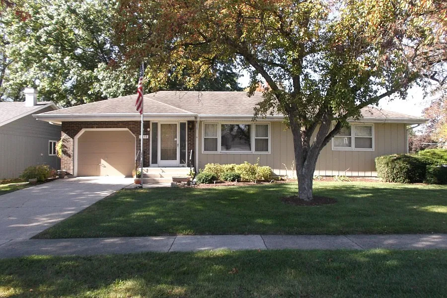 1098 Hiawatha Dr photo 1