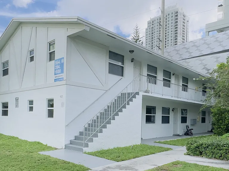 452 SW 4th Ave — Photo 1