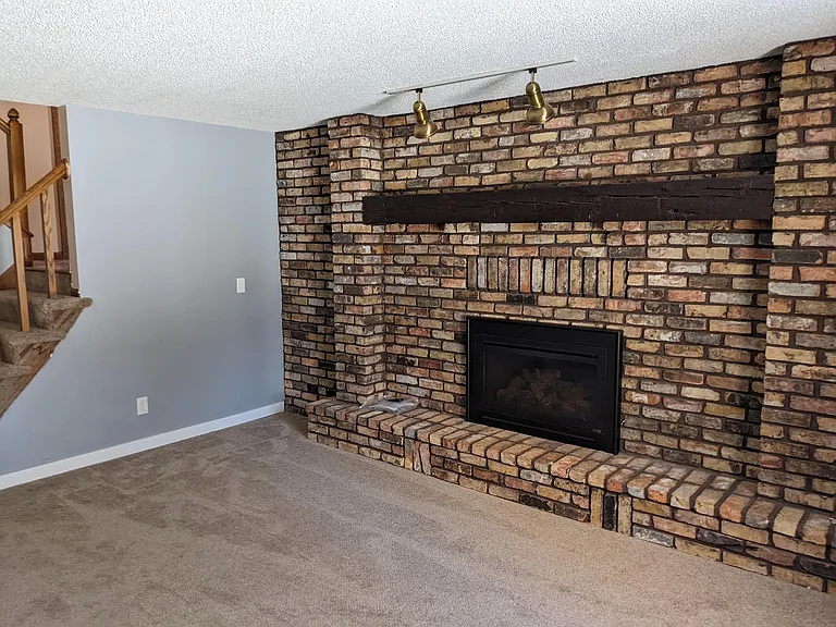 2300 Amberwood Dr — Photo 7