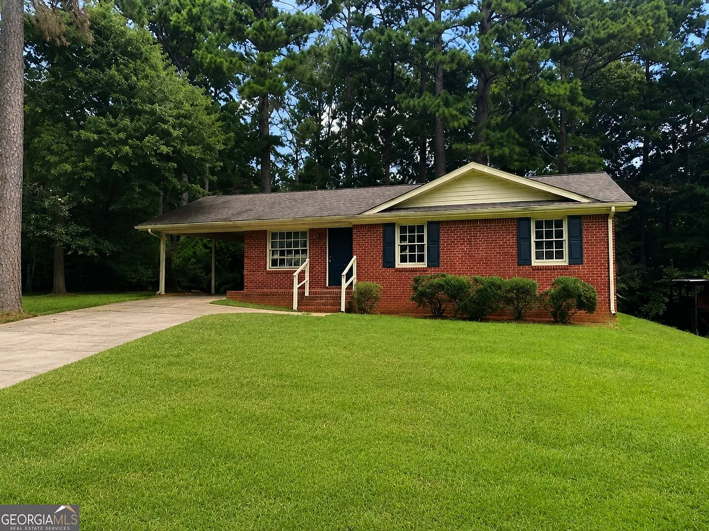 3 bed, 1.0 bath, 1052 sqft, $1,595 — Photo 1
