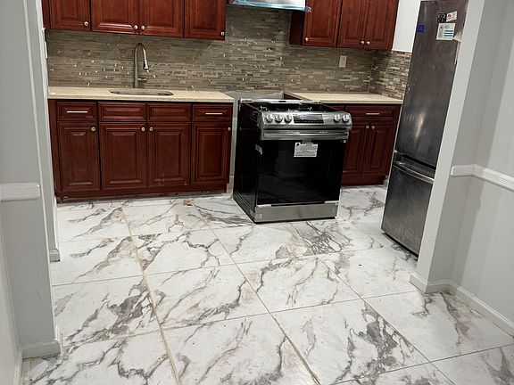 3rd image of 936 E 55th St #1