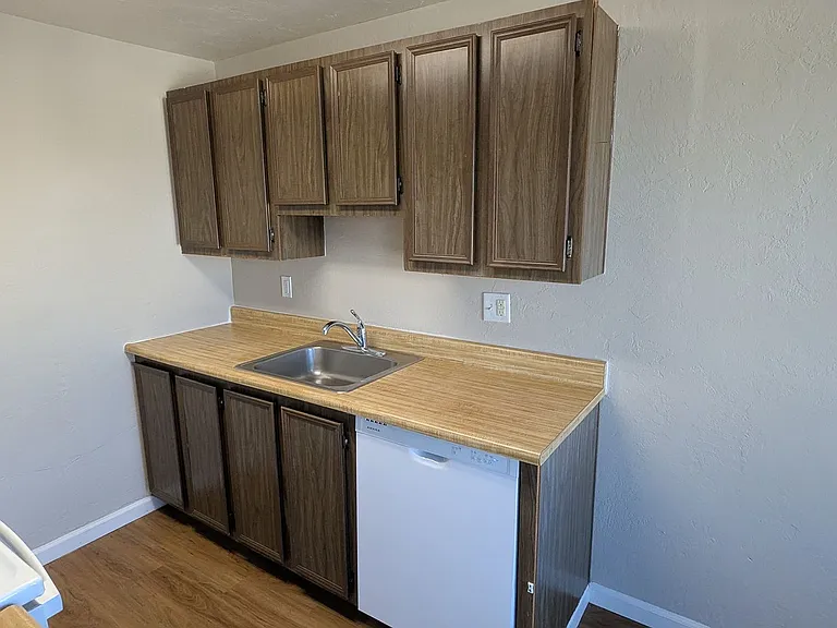 Apartment in West Salem near banks, shopping areas, bus lines, and downtown! ~ Colonial — Photo 7
