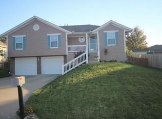 1113 Stockman Dr, Grain Valley, MO 64029